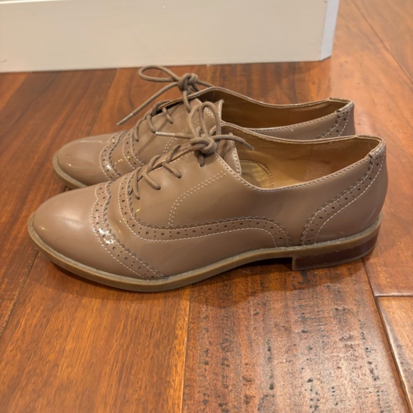 Franco Sarto Women's Size 8.5 Taupe Lace Up Oxford Wingtip Shoes Patent - Picture 4 of 5